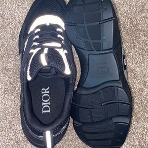Dior B22’s “Black Reflective”